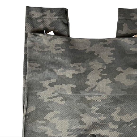 Spanx Cropped Look At Me Now Seamless Leggings in Sage Camo SZ Large - Picture 11 of 12